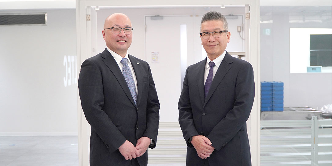 代表取締役社長執行役員 宮城 力 と 株式会社ホタルクス 代表取締役 社長 山村 修史