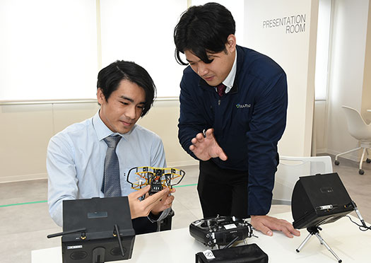 先輩エンジニアに同行しての現場研修