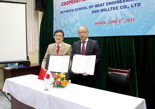 ベトナム国立ハノイ工科大学科学冷熱技術学部との協定を締結時の写真