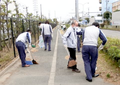 Volunteer activity cleaning the road